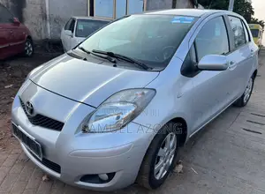 Toyota Yaris Base Hatchback 5dr 2010 Silver
