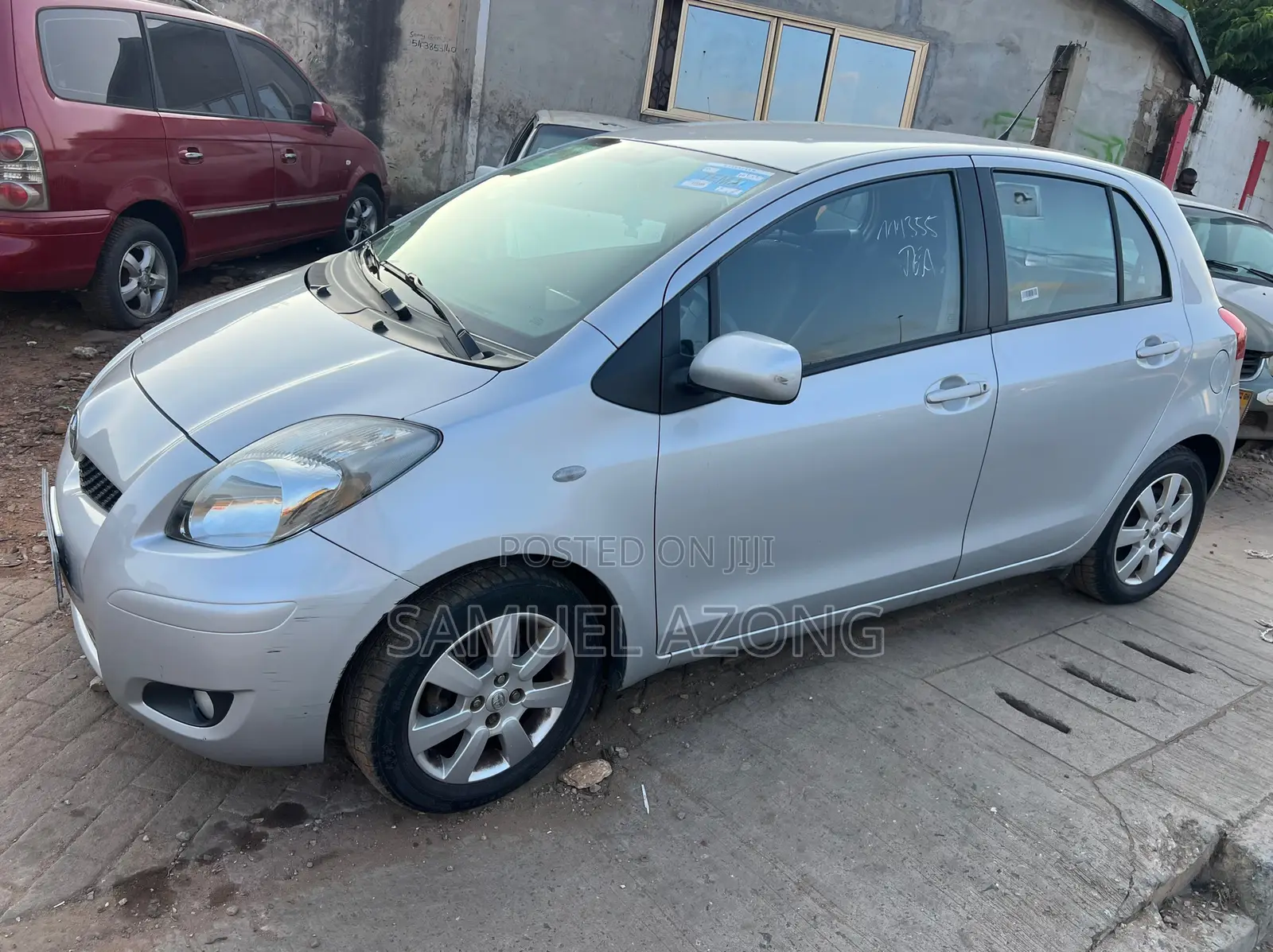 Toyota Yaris Base Hatchback 5dr 2010 Silver