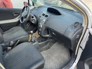 Toyota Yaris Base Hatchback 5dr 2010 Silver