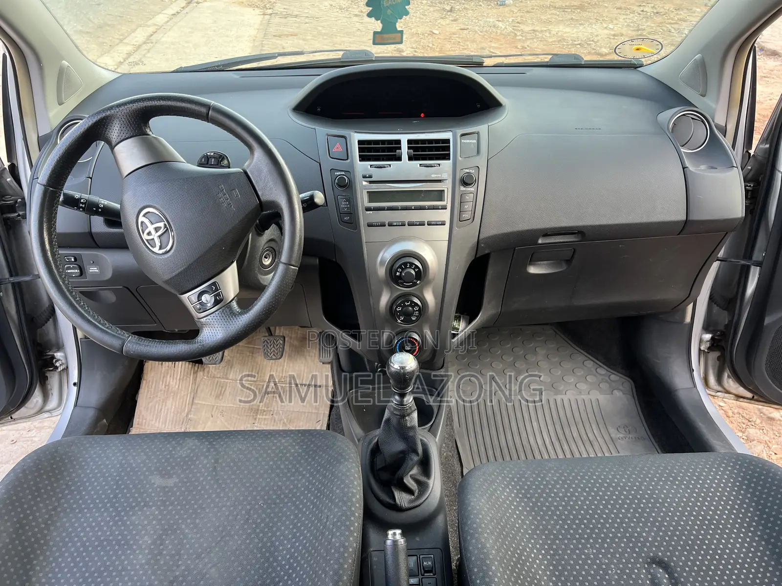 Toyota Yaris Base Hatchback 5dr 2010 Silver
