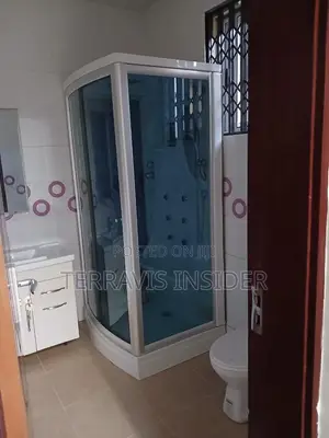 5bdrm House in Tema Community 25 for sale