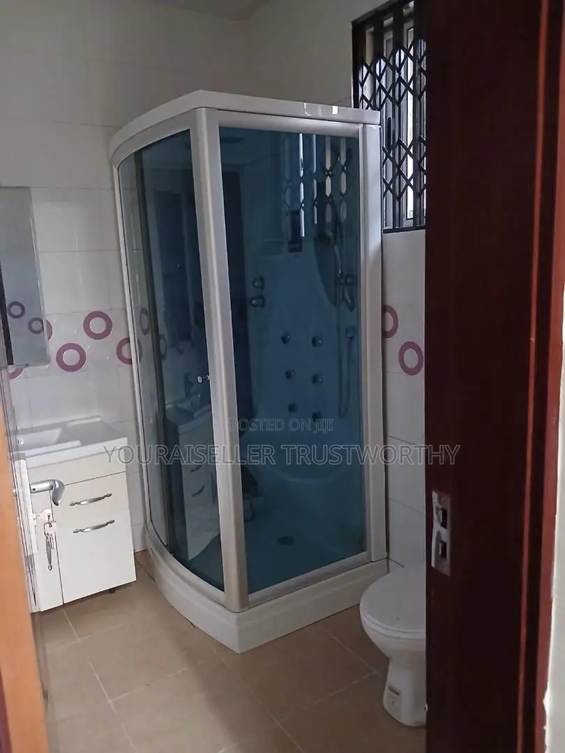 5bdrm House in Bayutech Ghana, Community 25 for sale
