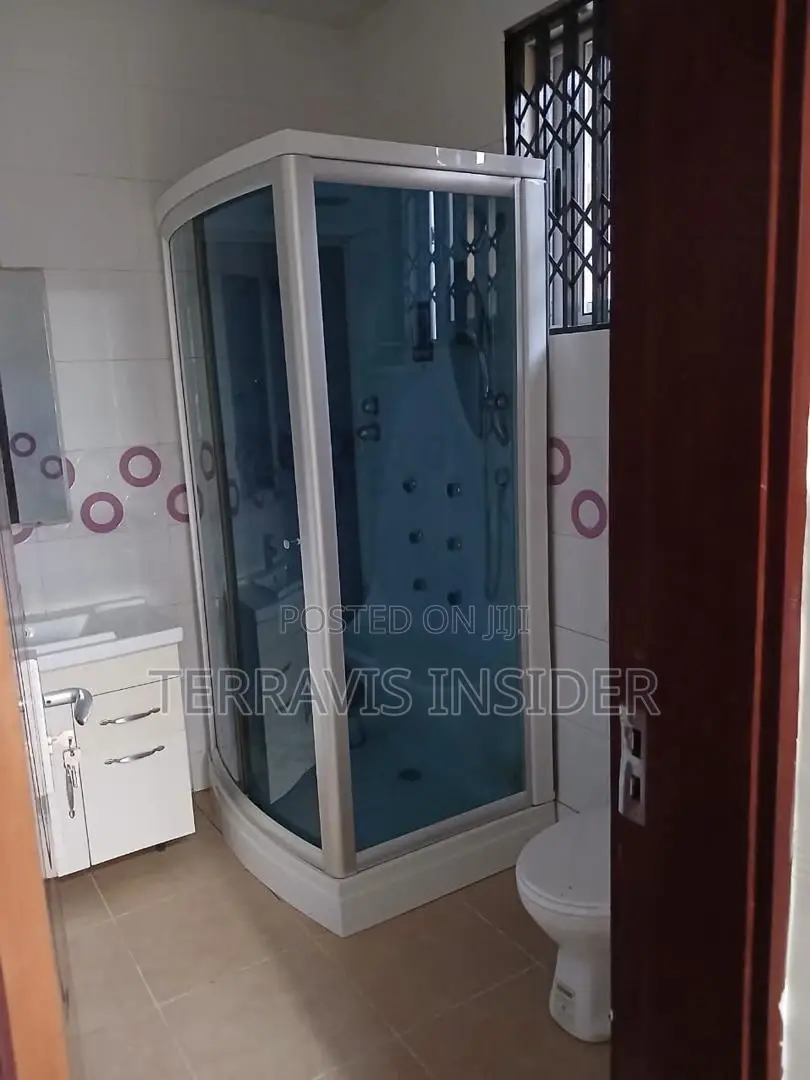 5bdrm House in Tema Community 25 for sale