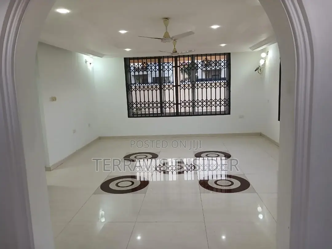 5bdrm House in Tema Community 25 for sale