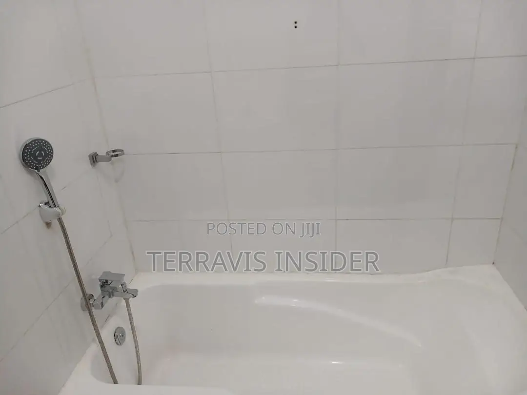 5bdrm House in Tema Community 25 for sale