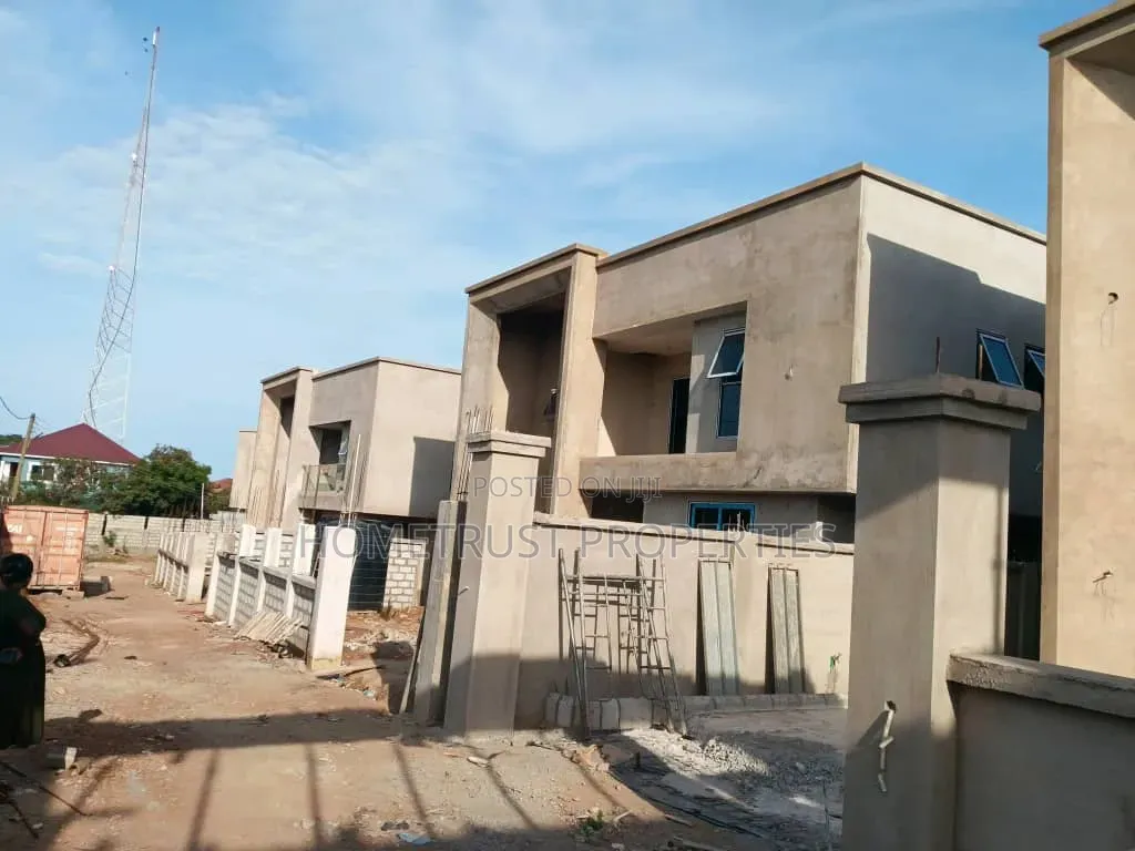 4bdrm Duplex in Sakumono for sale