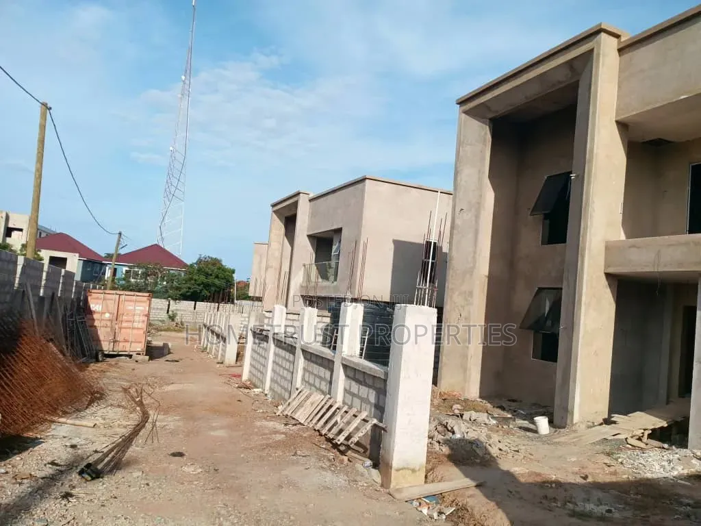 4bdrm Duplex in Sakumono for sale