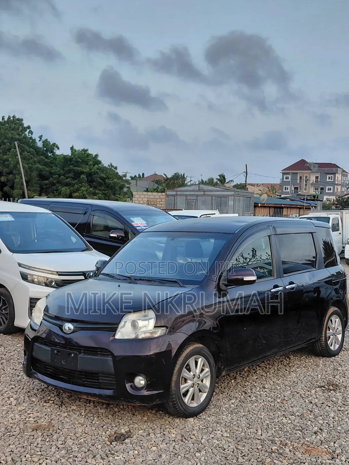 Toyota Sienta 2012 Brown