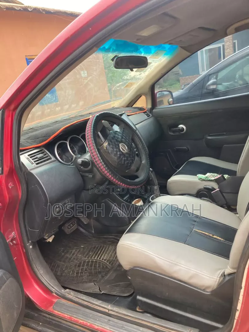 Nissan Versa 2010 Red