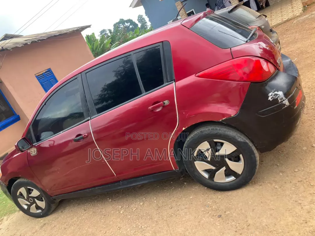 Nissan Versa 2010 Red
