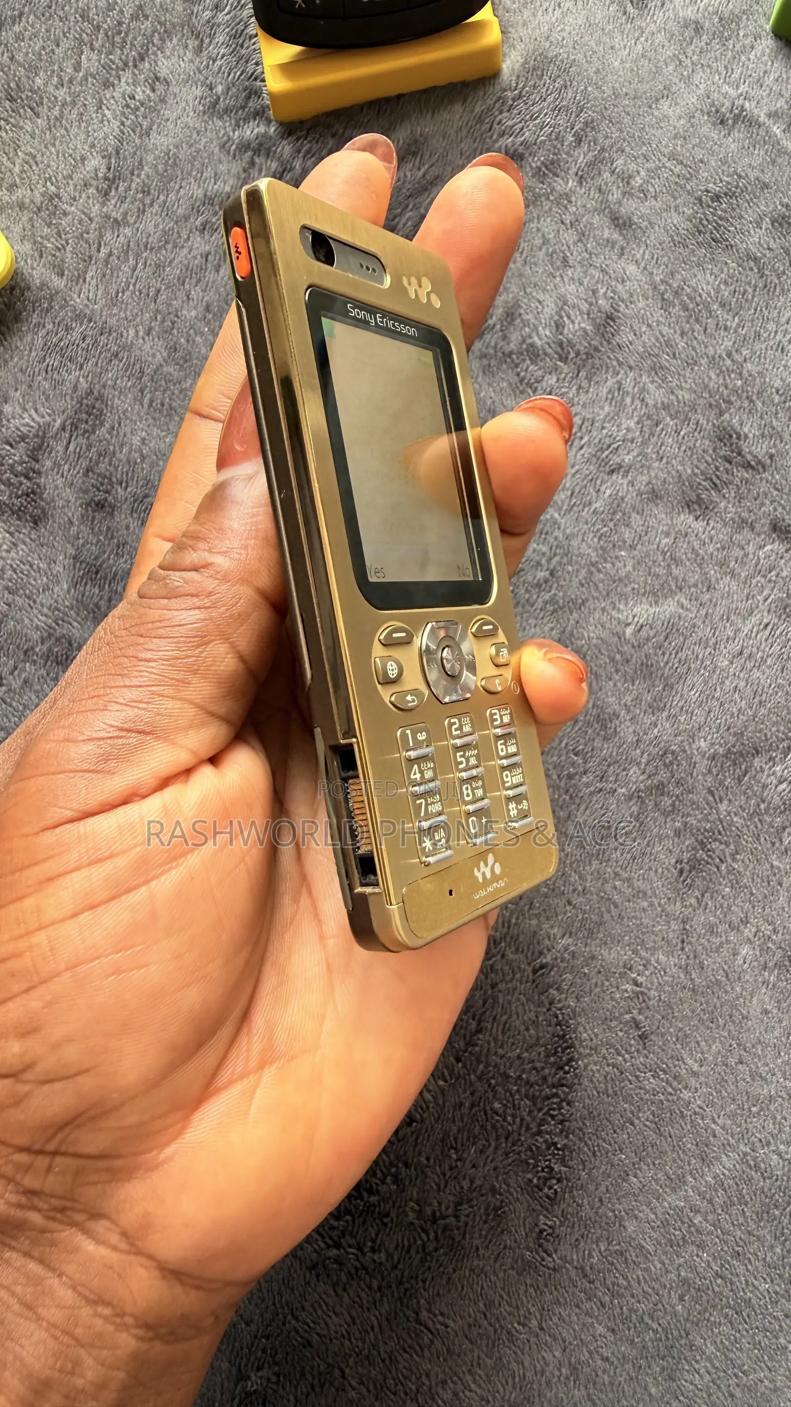 Sony Ericsson W880 Gold