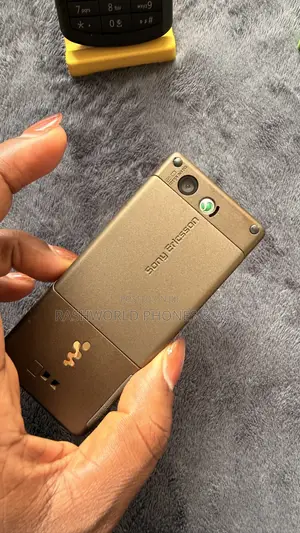 Sony Ericsson W880 Gold