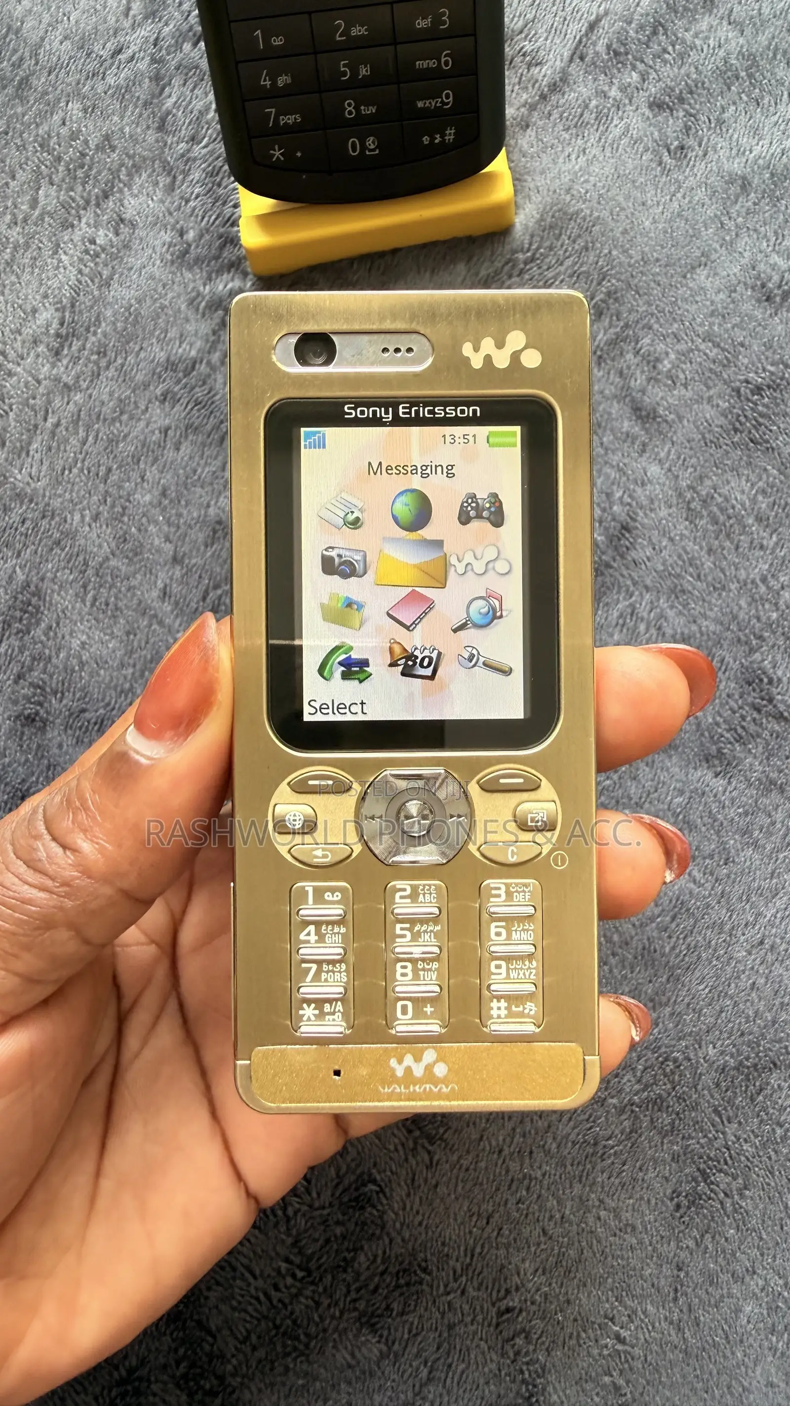 Sony Ericsson W880 Gold