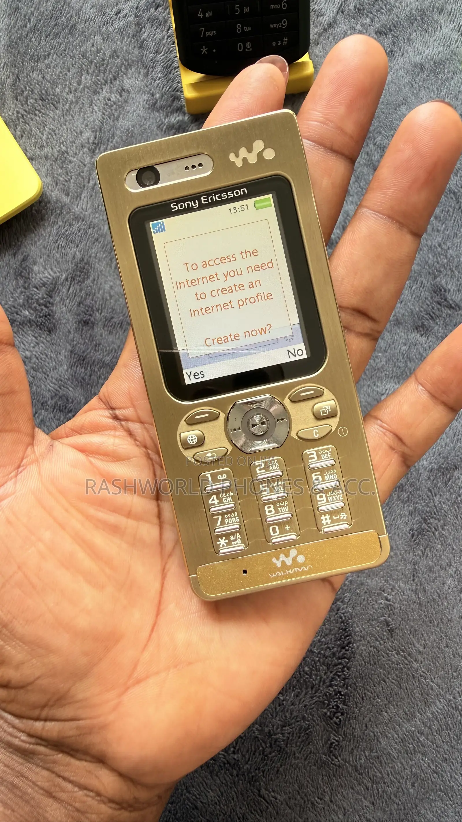 Sony Ericsson W880 Gold