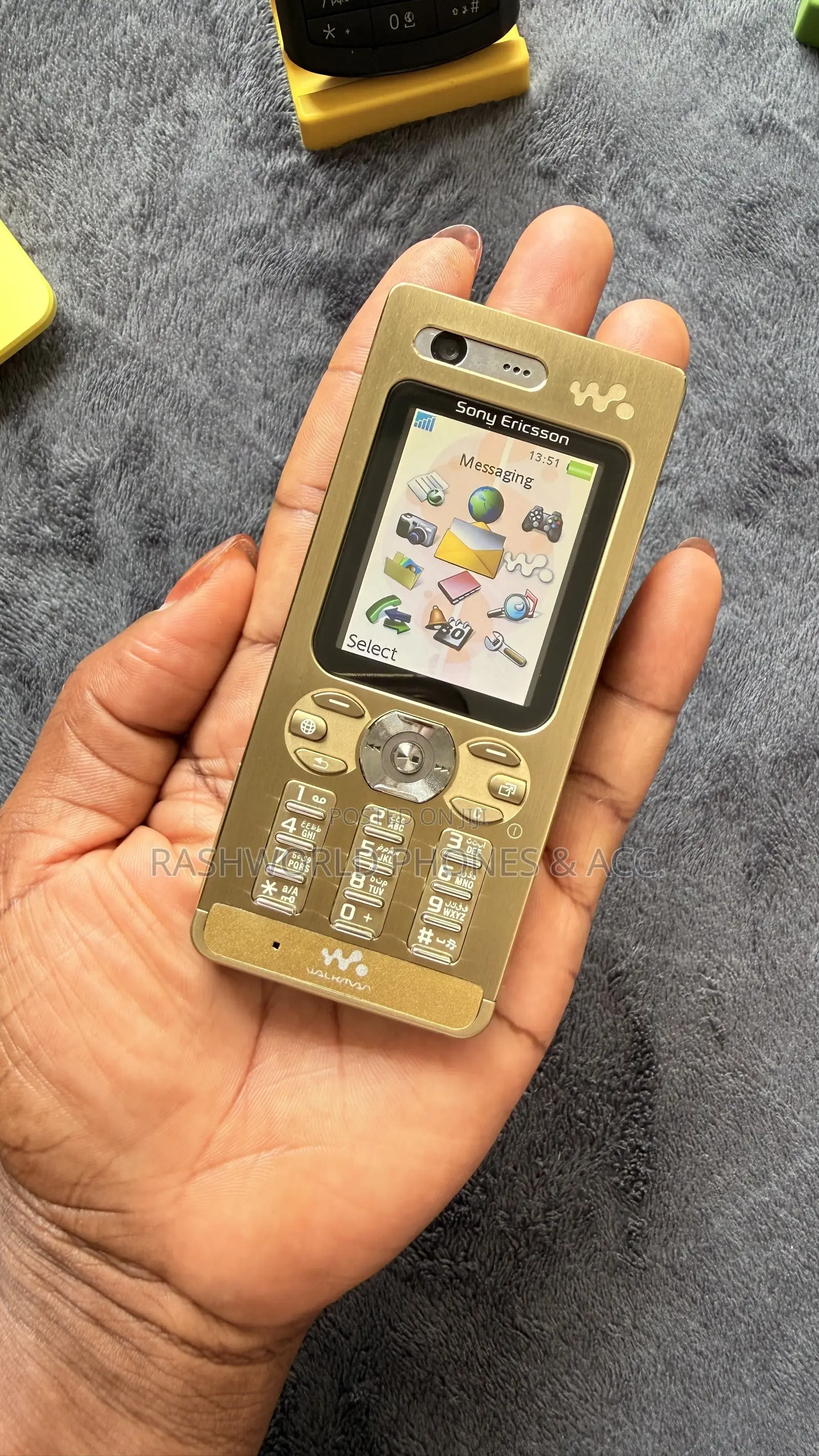 Sony Ericsson W880 Gold