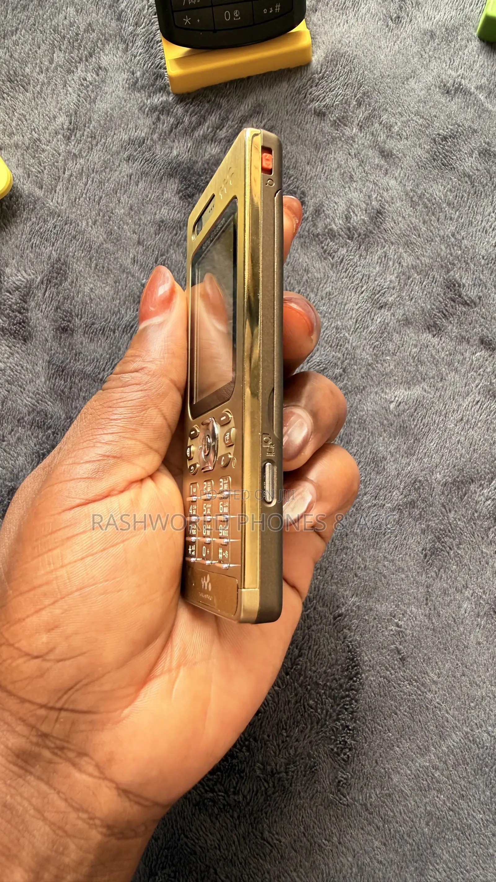 Sony Ericsson W880 Gold