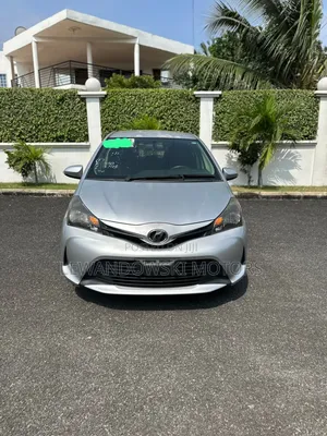 Toyota Vitz 2015 Silver