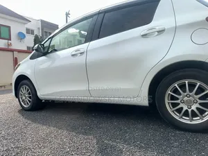 Toyota Vitz 2015 Silver