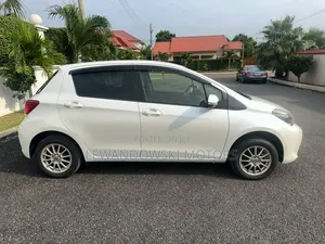 Toyota Vitz 2015 Silver