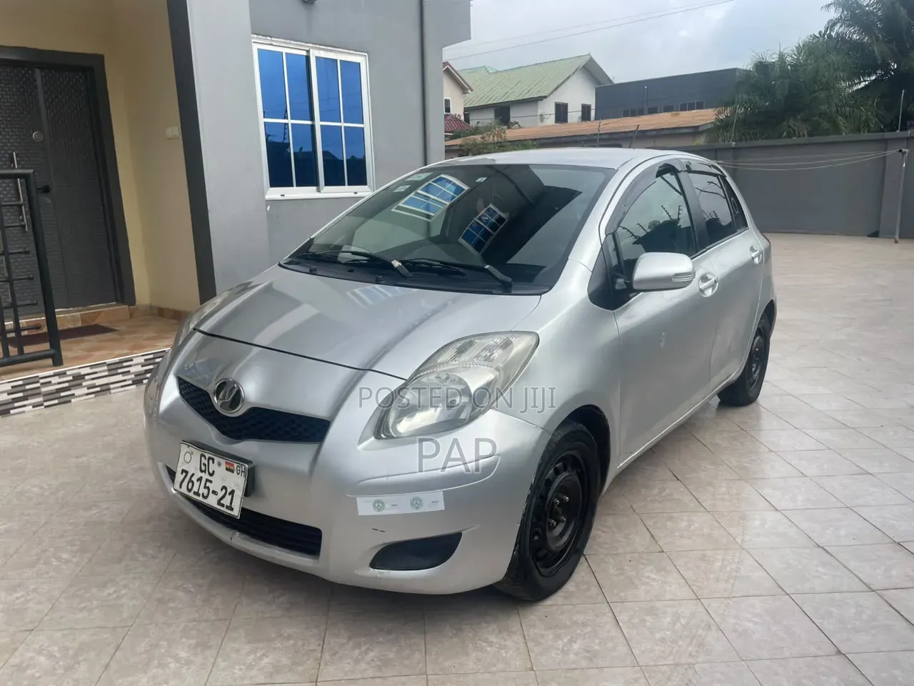 Toyota Vitz 2010 Silver