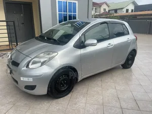 Toyota Vitz 2010 Silver