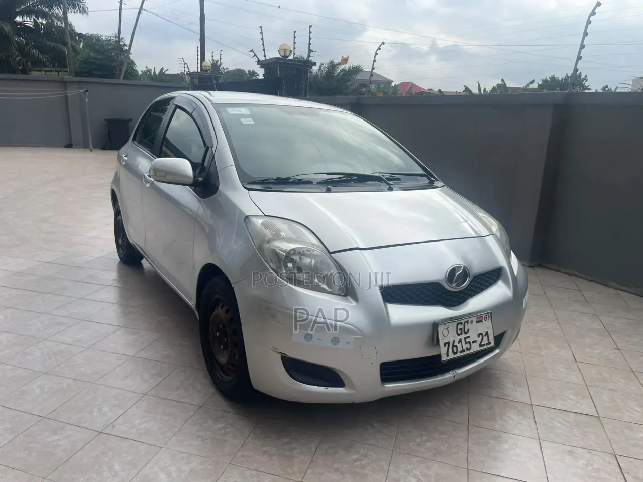 Toyota Vitz 2010 Silver
