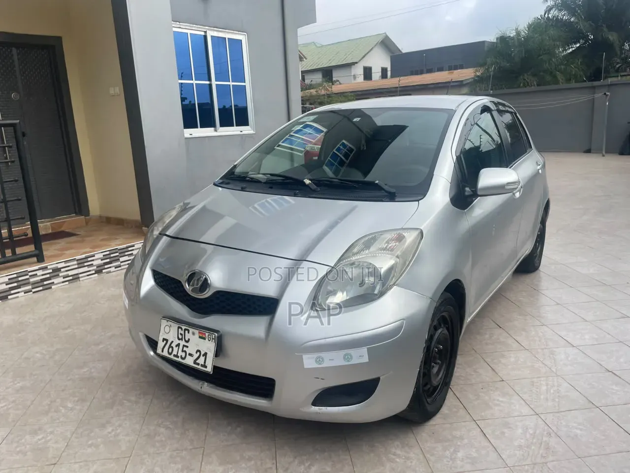 Toyota Vitz 2010 Silver