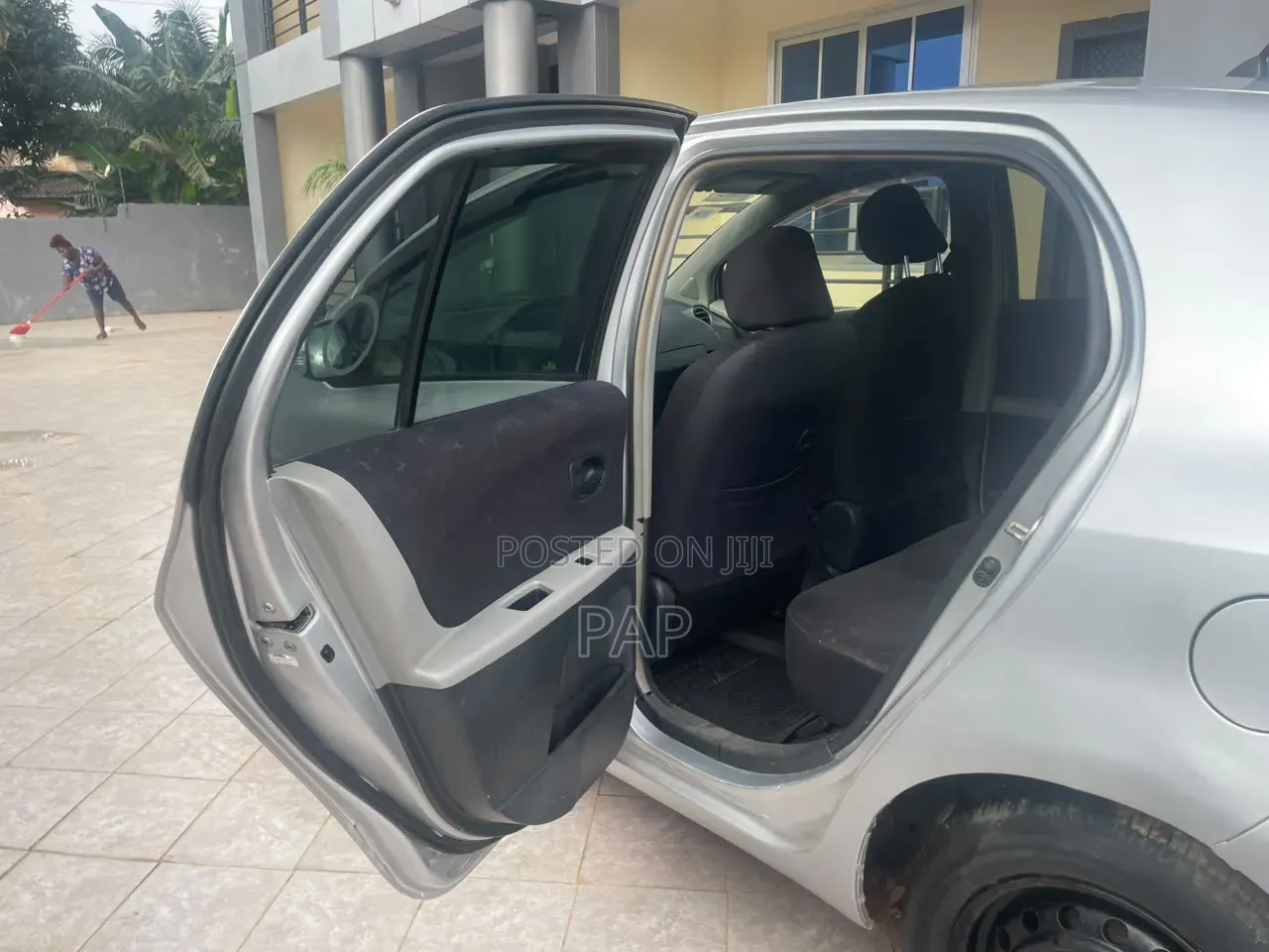 Toyota Vitz 2010 Silver