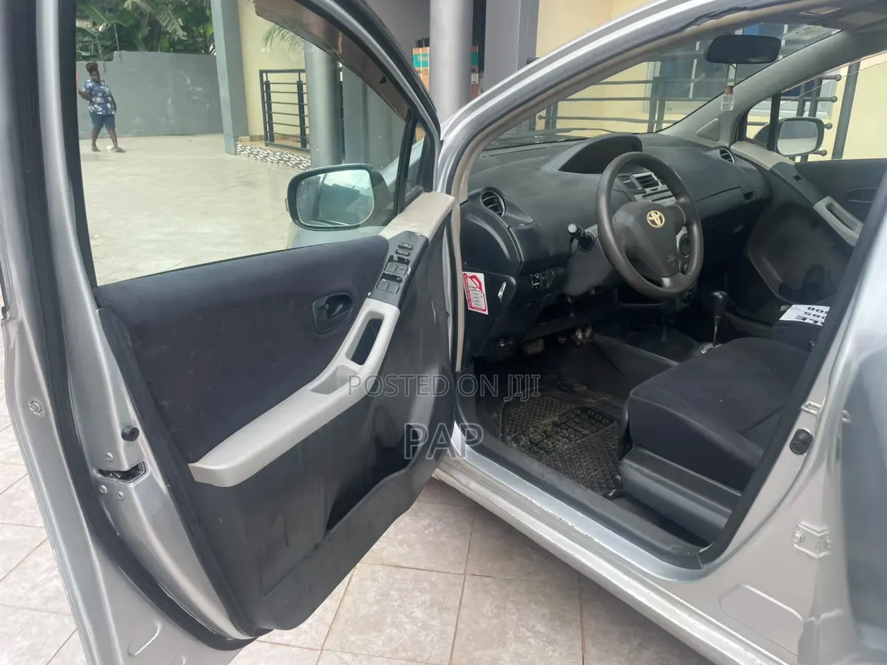 Toyota Vitz 2010 Silver