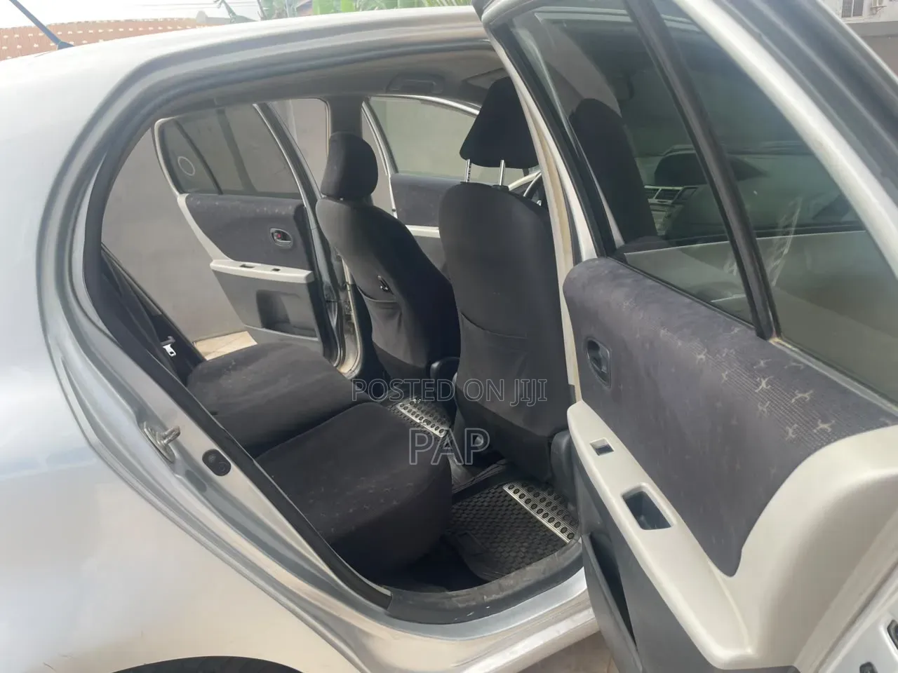 Toyota Vitz 2010 Silver