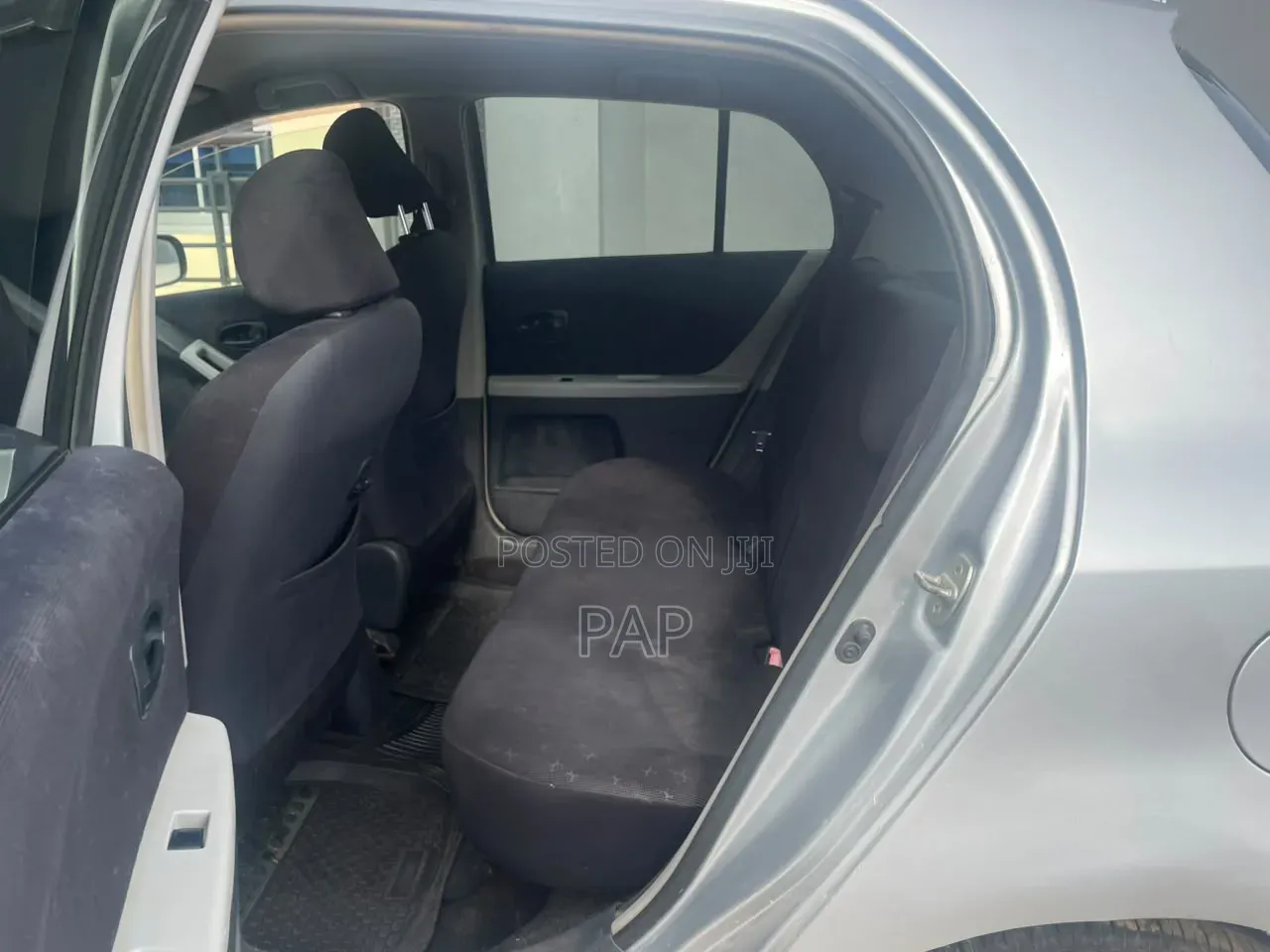 Toyota Vitz 2010 Silver