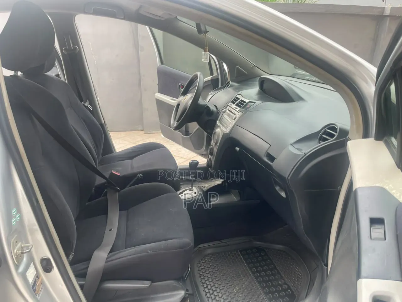Toyota Vitz 2010 Silver