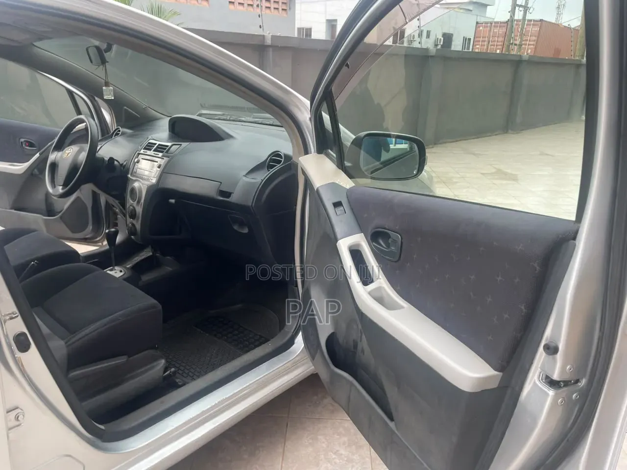 Toyota Vitz 2010 Silver