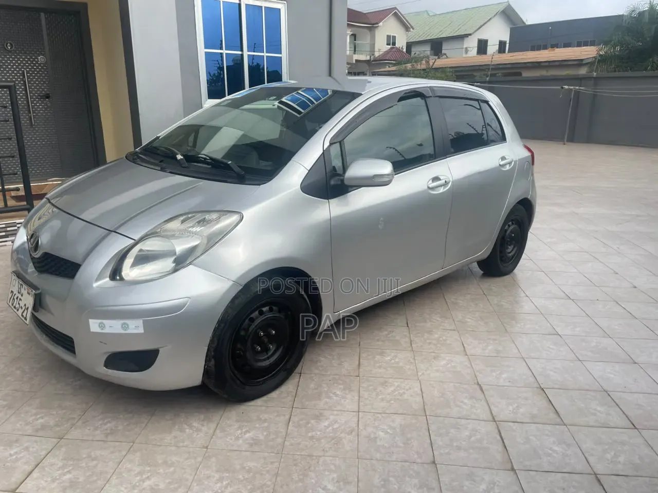 Toyota Vitz 2010 Silver