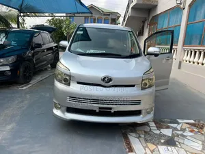 Toyota Voxy 2011 Silver
