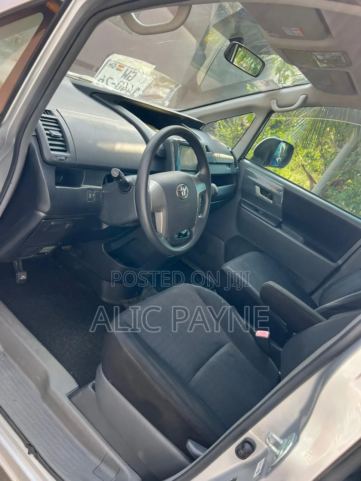 Toyota Voxy 2011 Silver