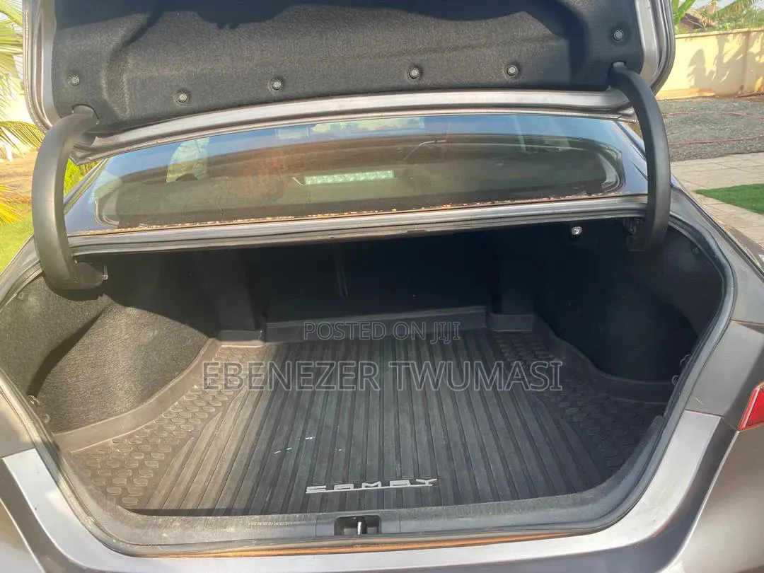 Toyota Camry SE FWD (2.5L 4cyl 8AM) 2018 Gray