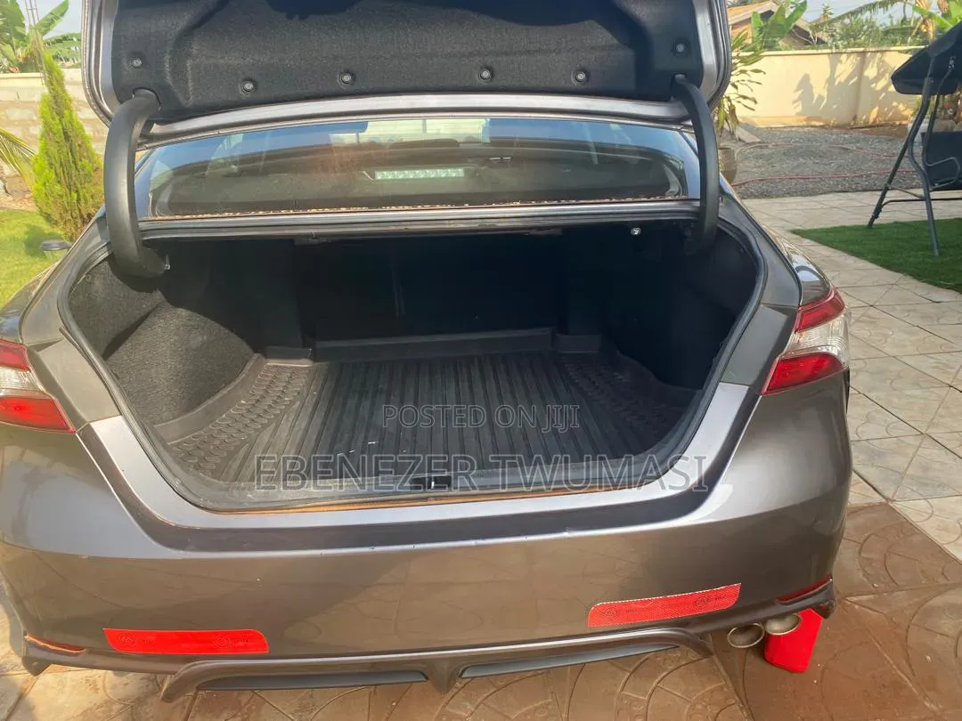 Toyota Camry SE FWD (2.5L 4cyl 8AM) 2018 Gray