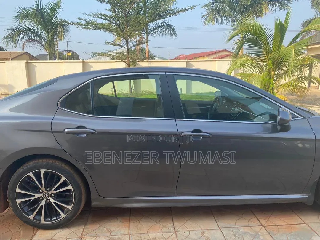 Toyota Camry SE FWD (2.5L 4cyl 8AM) 2018 Gray