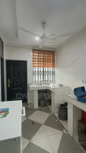 6bdrm Block of Flats in Kumasi Abrepo for sale