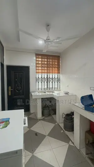6bdrm Block of Flats in Kumasi Abrepo for sale