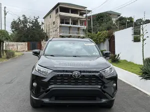 Toyota RAV4 XLE 2021 Black