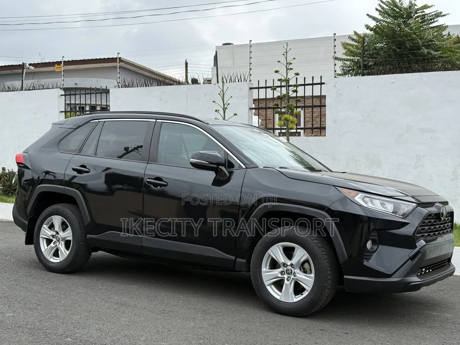 Toyota RAV4 XLE 2021 Black