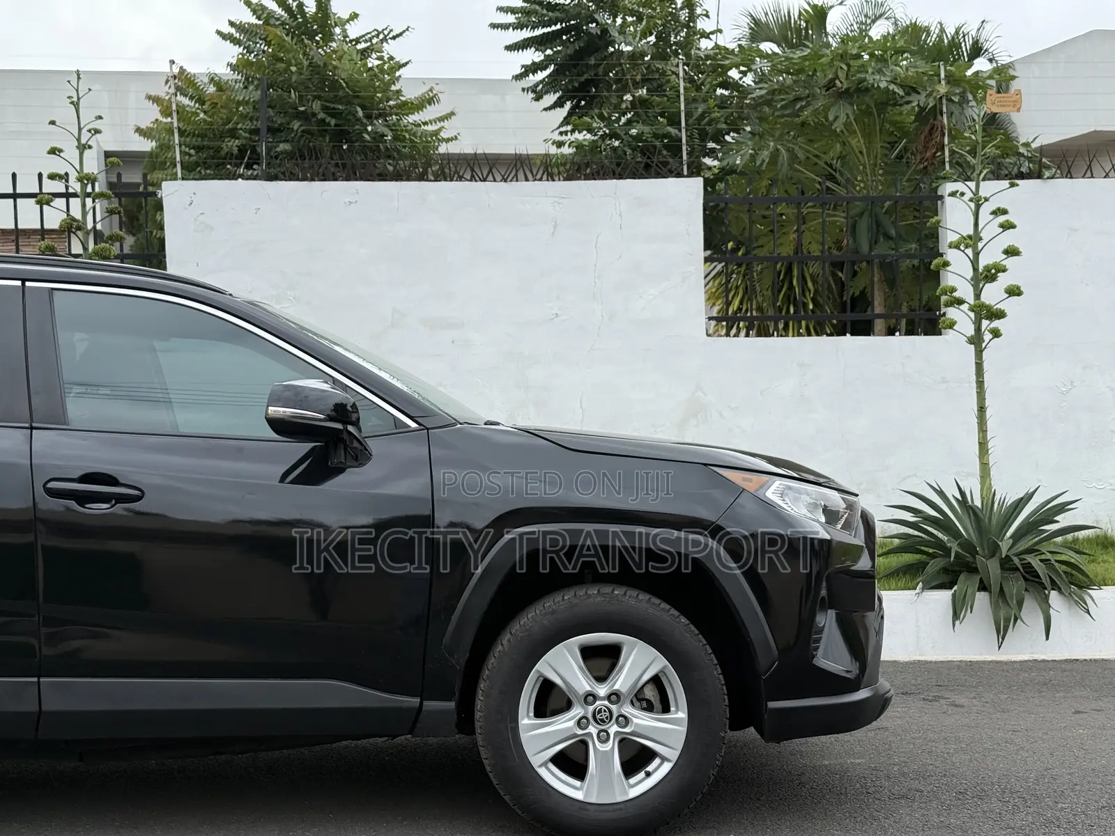 Toyota RAV4 XLE 2021 Black
