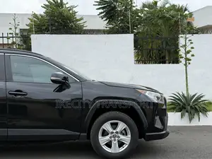 Toyota RAV4 XLE 2021 Black