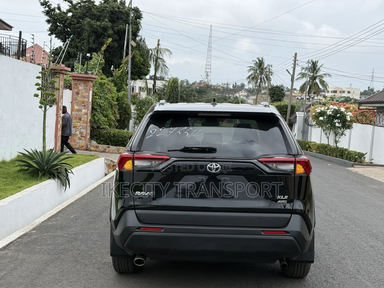 Toyota RAV4 XLE 2021 Black