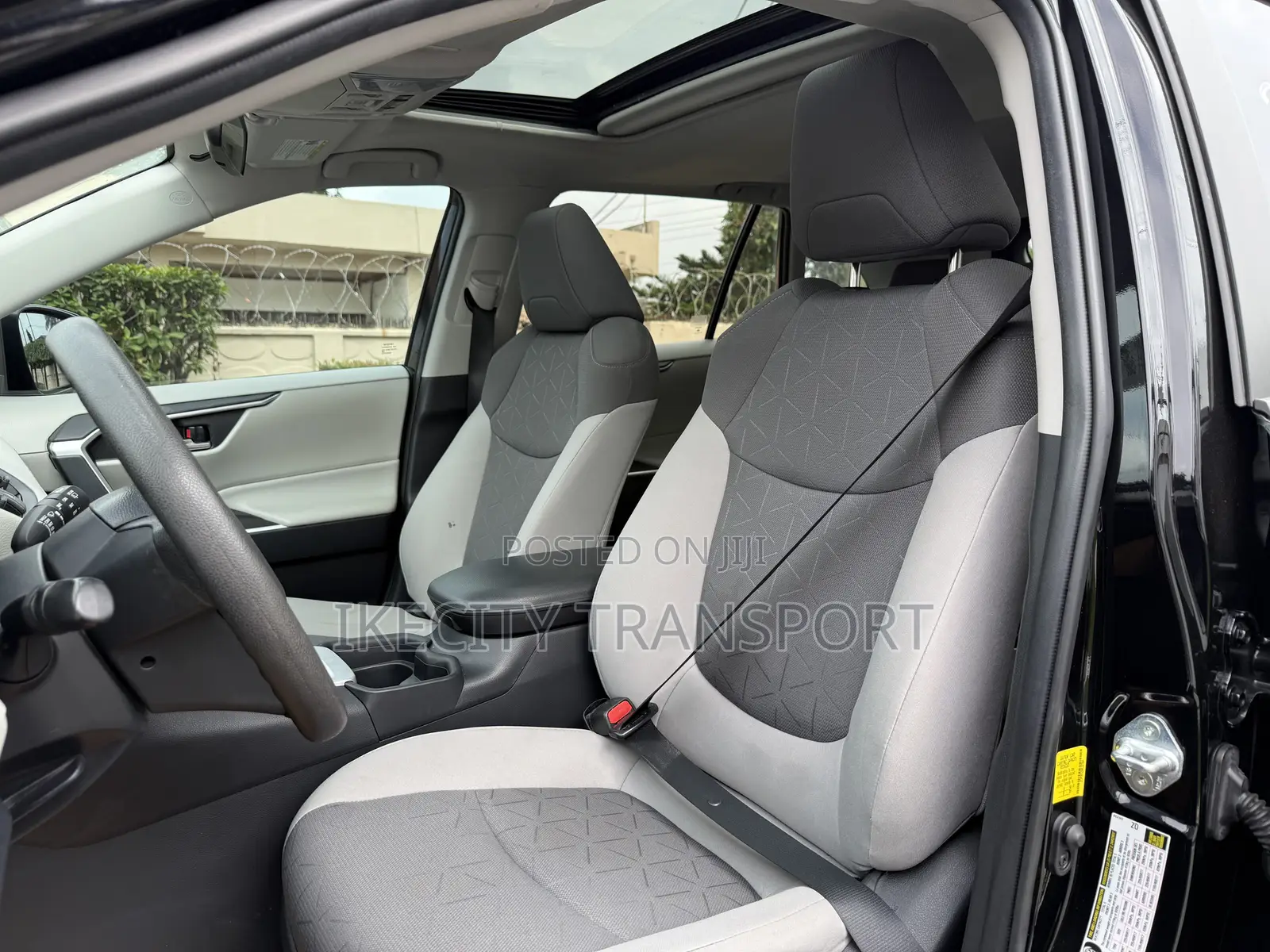 Toyota RAV4 XLE 2021 Black