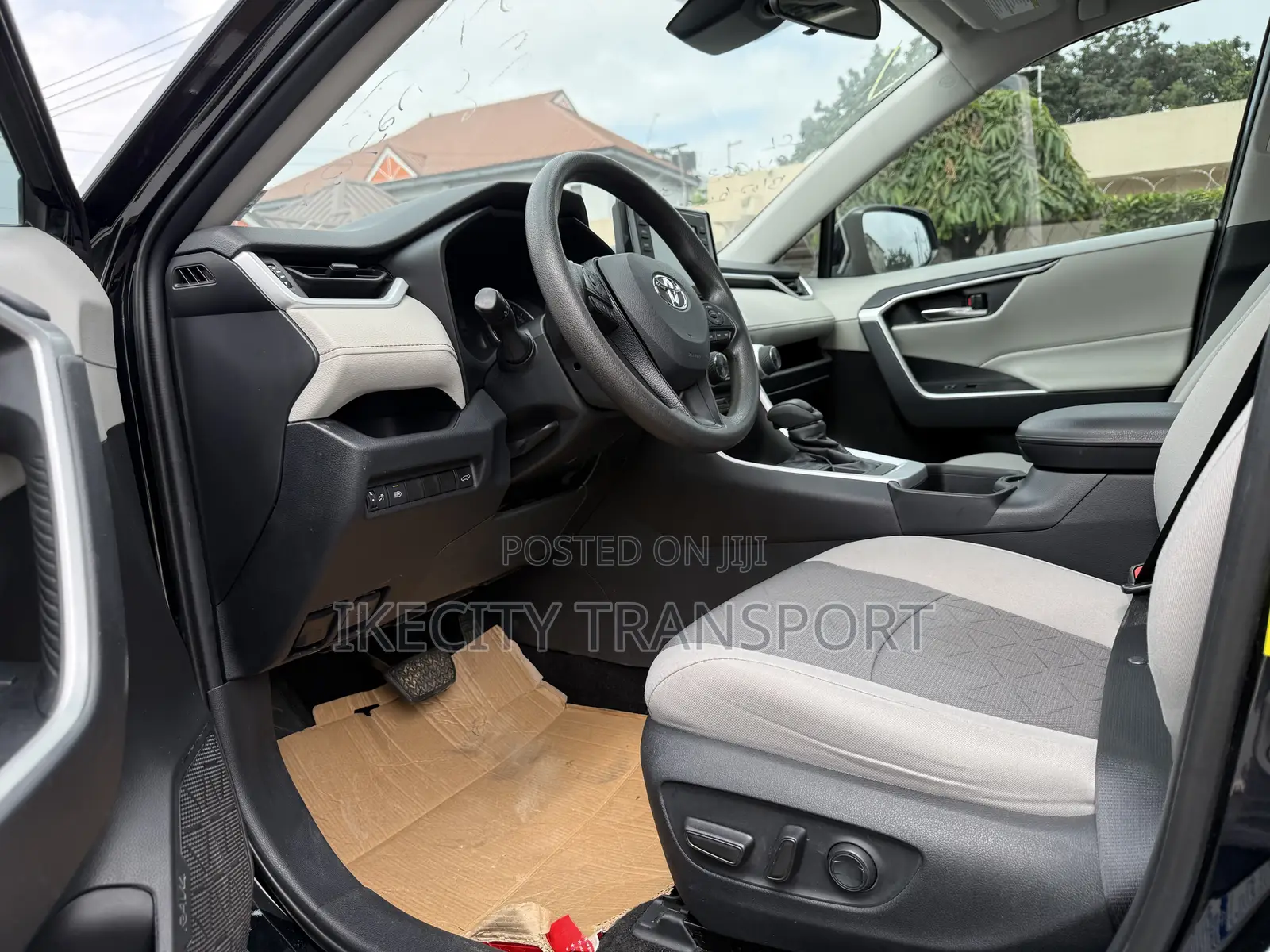 Toyota RAV4 XLE 2021 Black