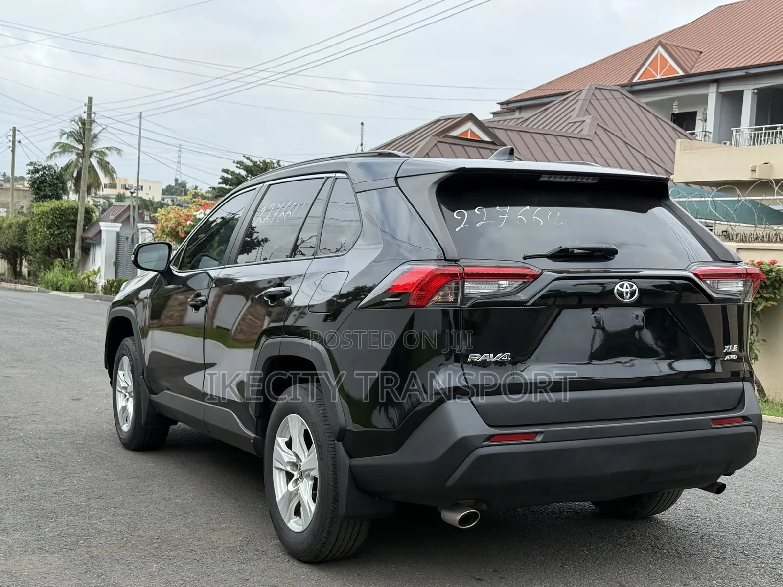 Toyota RAV4 XLE 2021 Black