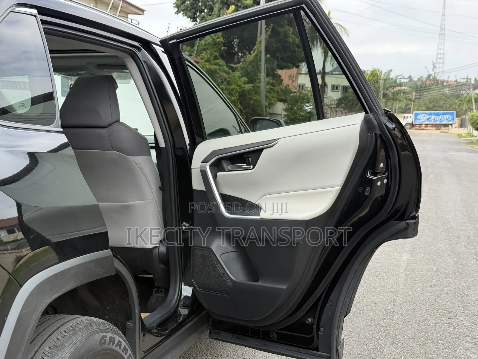 Toyota RAV4 XLE 2021 Black